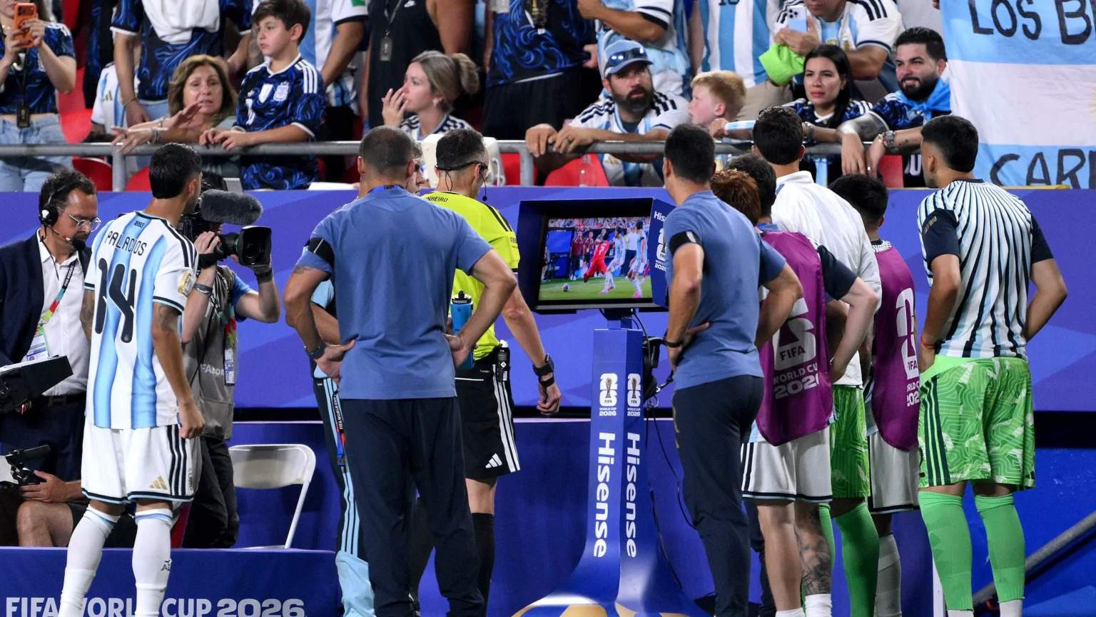 FIFA adota medida inédita para reforçar arbitragem na Copa do Mundo FIFA adota medida inédita para reforçar arbitragem na Copa do Mundo