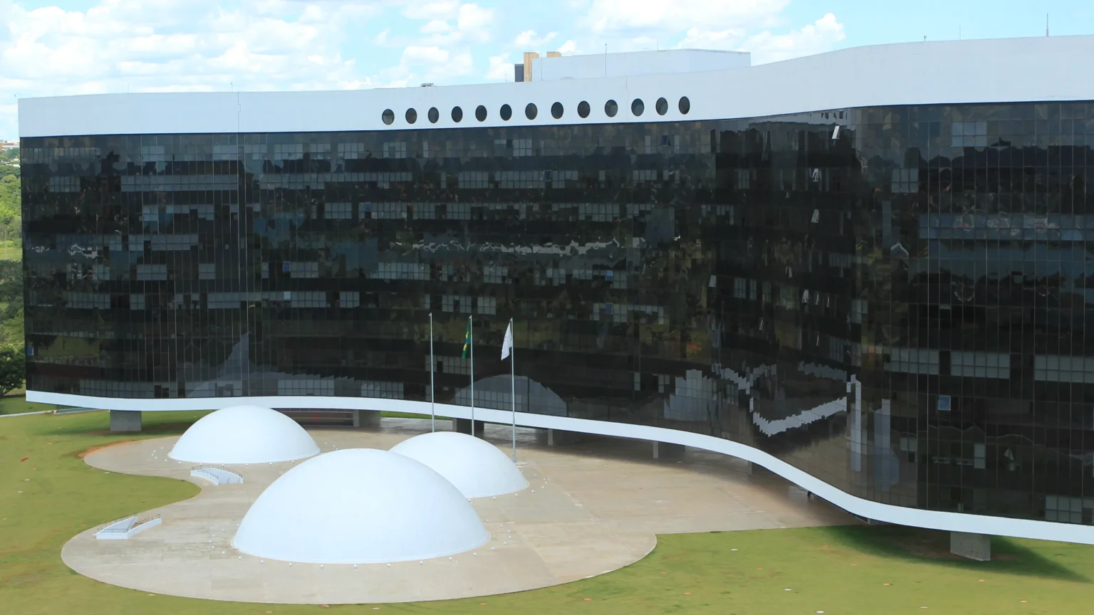 Niterói inaugura parque solar em comunidade com investimento de R$ 7,7 milhões e prevê economia de energia Niterói inaugura parque solar em comunidade com investimento de R$ 7,7 milhões e prevê economia de e